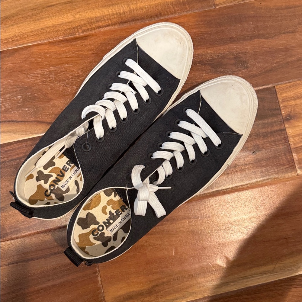 Like new Converse Allstar low top shoes